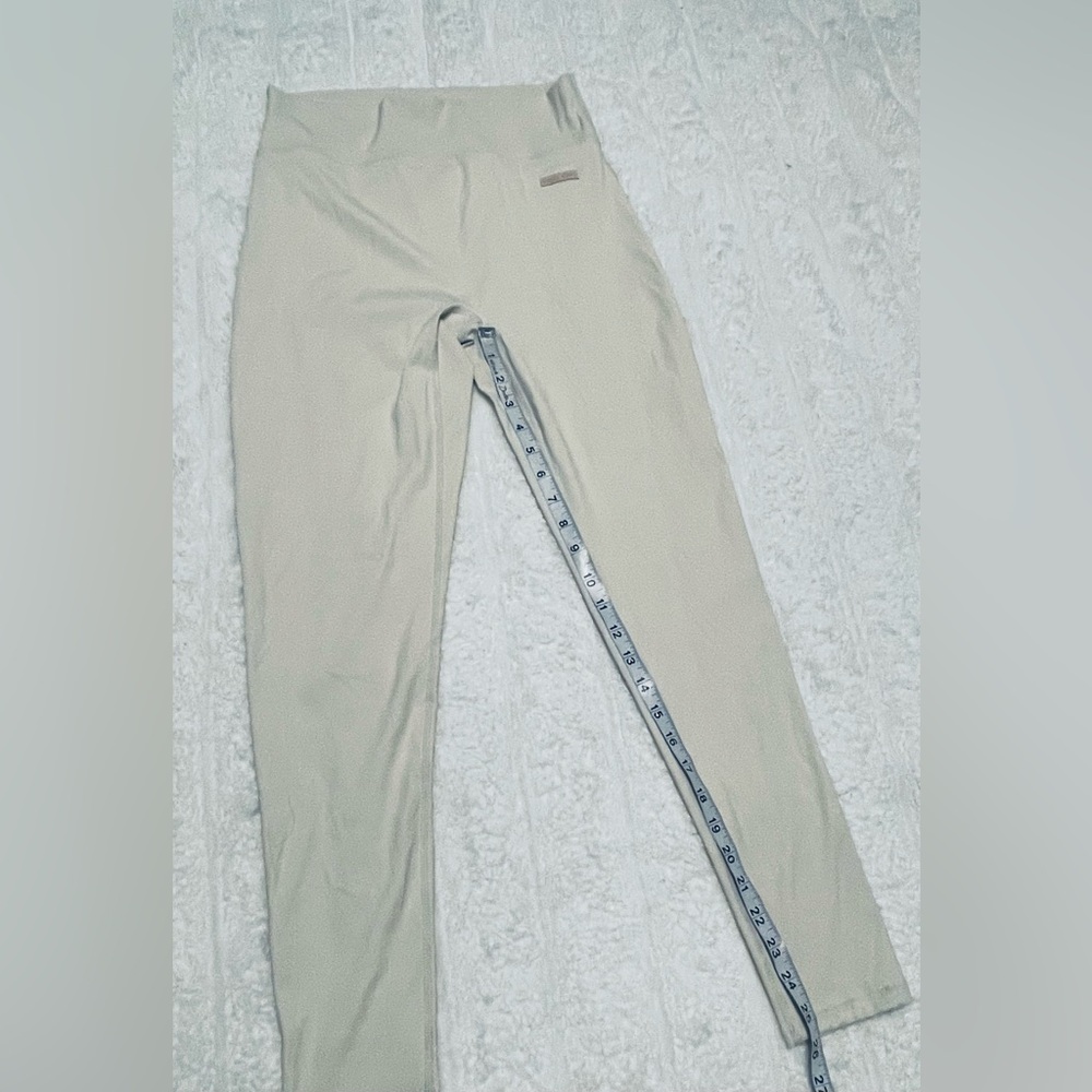 Elegant Cream Women's Leggings - Picture 12 of 16